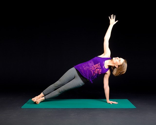 žena cvičí na podložce jógu